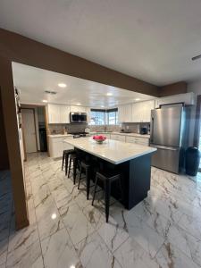 Η κουζίνα ή μικρή κουζίνα στο Sleek & Spacious Central Oasis