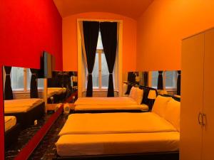 プラハにあるVIP 1-Wenceslas squareの赤い壁の客室で、ベッド4台が備わります。