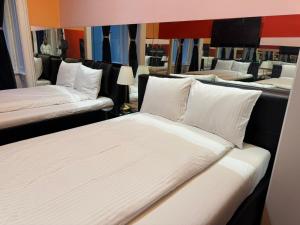 プラハにあるVIP 1-Wenceslas squareの白い枕が備わるベッド3台が備わる客室です。