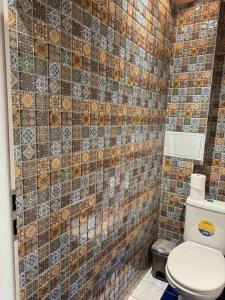 プラハにあるVIP 1-Wenceslas squareのトイレとタイル張りの壁があるバスルーム