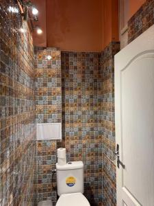 プラハにあるVIP 1-Wenceslas squareのトイレとタイル張りの壁があるバスルーム