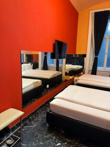 プラハにあるVIP 1-Wenceslas squareのベッドがいくつかあり、壁にテレビがある部屋 +9枚の写真