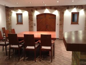 sala konferencyjna z drewnianym stołem i krzesłami w obiekcie Luxusní Vinařská Villa w mieście Pavlov