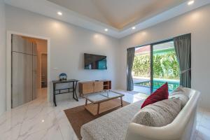 Μια τηλεόραση ή/και κέντρο ψυχαγωγίας στο V189 Stylish 3BR Hideaway Pool & Beach Vibes