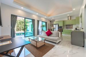 Η κουζίνα ή μικρή κουζίνα στο V189 Stylish 3BR Hideaway Pool & Beach Vibes