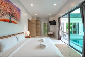 Ένα ή περισσότερα κρεβάτια σε δωμάτιο στο V189 Stylish 3BR Hideaway Pool & Beach Vibes +49 φωτογραφίες