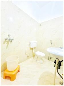 バラナシにあるVaranasi Luxury Premium Hotel Medhya ! Grand Near Kashi Vishwanath Temple And Ganga Ghat With #Wi-Fi #Room Service - Fully Air Conditioned Rooms & Prime Location - Best Seller Hotel In Varanasiのトイレと洗面台付きのバスルーム