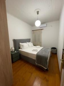 sypialnia z dużym łóżkiem w pokoju w obiekcie Ionian Grand - Apartments w mieście Leukada (miasto)