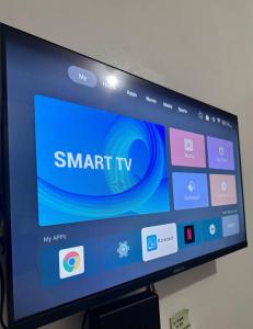 TV a/nebo společenská místnost v ubytování Unit in cypress tower taguig