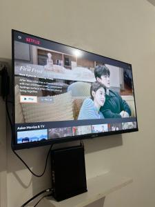 TV a/nebo společenská místnost v ubytování Unit in cypress tower taguig