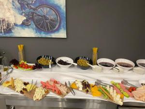 Una mesa con muchos tipos diferentes de comida sobre ella. en Park Milano Hotel, en Izmir