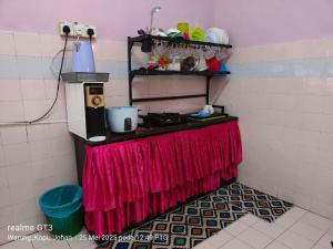 Η κουζίνα ή μικρή κουζίνα στο Homestay Pak Do Dalam Bandar Rompin +21 φωτογραφίες