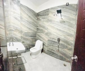 Hotel Green Apple BAREILLY的一间浴室