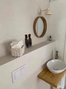 a bathroom with a sink and a mirror at Helles 1-Raum Studio mit eigenem Bad & Terasse in Hannover