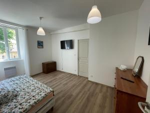 Un dormitorio con una cama y una cómoda y una ventana. en appartement de montagne corsica, en Sampolo