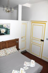 Ένα ή περισσότερα κρεβάτια σε δωμάτιο στο Chambres d'Hôtes L'Enclos des Jacobins