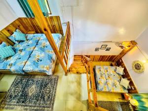 Rúm í herbergi á Boho Grove Cafe & Stay, Tirthan Valley