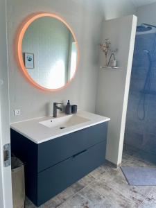 ホルステブローにあるModerne bynært husの洗面台と鏡のあるバスルーム