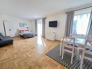 Telewizja i/lub zestaw kina domowego w obiekcie CYPRYS apartamenty dla rodzin z Dziećmi Władysławowo