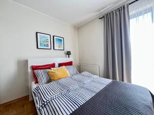 Łóżko lub łóżka w pokoju w obiekcie CYPRYS apartamenty dla rodzin z Dziećmi Władysławowo