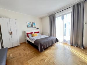 Łóżko lub łóżka w pokoju w obiekcie CYPRYS apartamenty dla rodzin z Dziećmi Władysławowo
