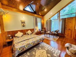 Rúm í herbergi á Boho Grove Cafe & Stay, Tirthan Valley
