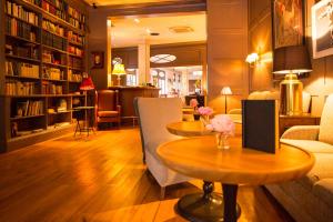 a living room with a table and a couch at Monbijou Hotel in Berlin