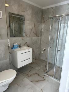 Ένα μπάνιο στο City Apartment +59 φωτογραφίες