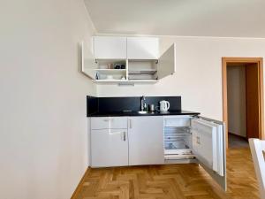 Kuchnia lub aneks kuchenny w obiekcie CYPRYS apartamenty dla rodzin z Dziećmi Władysławowo