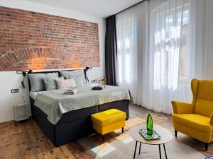 Voodi või voodid majutusasutuse FOUR ROOMS Carlsbad Authentic toas