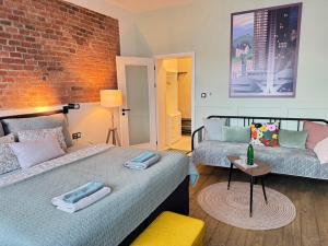 Voodi või voodid majutusasutuse FOUR ROOMS Carlsbad Authentic toas