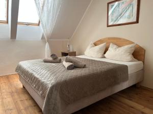 ポビエロボにあるKrissunのベッドとタオル2枚のある寝室