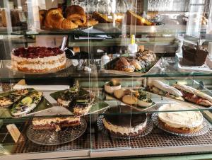 a display case in a bakery with cakes and pastries at das-hornsteiner in Passau