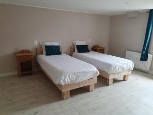 Ένα ή περισσότερα κρεβάτια σε δωμάτιο στο CAMPAGNE et FORET