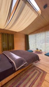 Postel nebo postele na pokoji v ubytování The Minimal Stargazing Cottages Jibhi