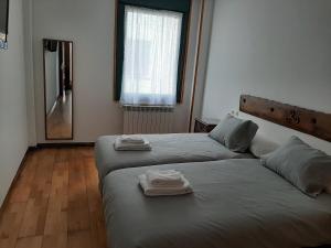 Katil atau katil-katil dalam bilik di Rey Pelayo, Cangas de Onís