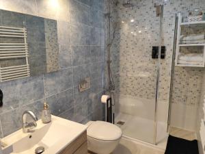 A bathroom at ÁTICO RILQUE, Apartamentos Independientes con Jacuzzi Privado y Terraza en Ronda Még 37 kép
