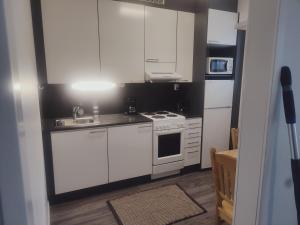 Η κουζίνα ή μικρή κουζίνα στο Helmiapartments Sotkamo