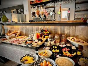 a buffet line with many different types of food at De Blauwe Hoeve in Zwijndrecht