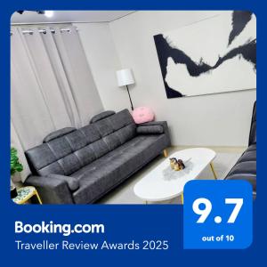 un salon avec un canapé et une table dans l'établissement On the main street of HBC #4, à Séoul