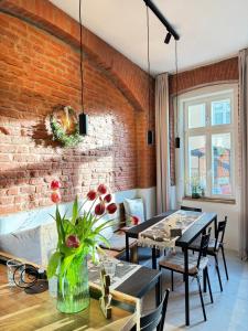 una camera con un muro di mattoni e un tavolo con sedie di FOUR ROOMS Carlsbad Authentic a Karlovy Vary