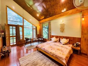 Postel nebo postele na pokoji v ubytování Boho Grove Cafe & Stay, Tirthan Valley