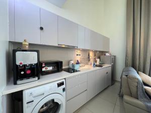 Η κουζίνα ή μικρή κουζίνα στο HYDE1 i-City ITQAN Premium Home - 8pax, Netflix, Parking