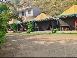 Budova, kde se the luxury tent nachází
