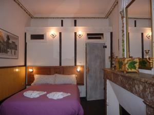 מיטה או מיטות בחדר ב-L'Enclos des Jacobins