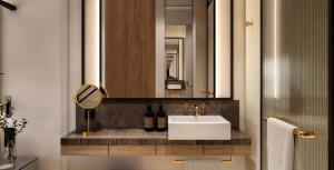 une salle de bain avec un lavabo et un miroir dans l'établissement Hotel Nucha-Fattal Colors, à Jérusalem 40 autres photos