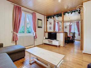 a living room with a couch and a table at Au murmure de l eau in Ebersheim