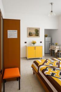 Un dormitorio con una cama y un comedor. en Aura Rooms, en Durrës