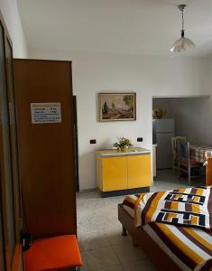 Un dormitorio con una cama y una habitación con una mesa. en Aura Rooms, en Durrës 4 fotos más