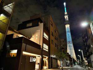 東京にあるTOKYO SKYTREE HOUSE-Multiple room stylesの夜のエッフェル塔の眺め